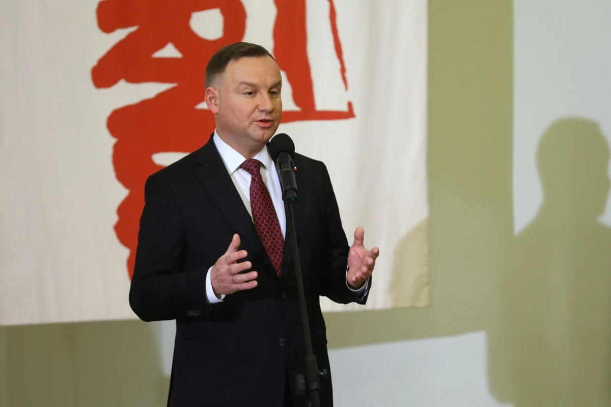 Nowelizację ustawy o emeryturach i rentach z FUS podpisał w czwartek prezydent Andrzej Duda. W związku z tym od marca emerytury i renty wzrosną o co najmniej 70 zł brutto. Najniższe wyniosą 1200 zł brutto. Wzrośnie także z 1600 zł do 1700 zł próg dochodowy przy świadczeniu dla osób niesamodzielnych.