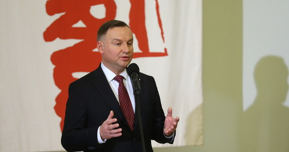 Nowelizację ustawy o emeryturach i rentach z FUS podpisał w czwartek prezydent Andrzej Duda. W związku z tym od marca emerytury i renty wzrosną o co najmniej 70 zł brutto. Najniższe wyniosą 1200 zł brutto. Wzrośnie także z 1600 zł do 1700 zł próg dochodowy przy świadczeniu dla osób niesamodzielnych.