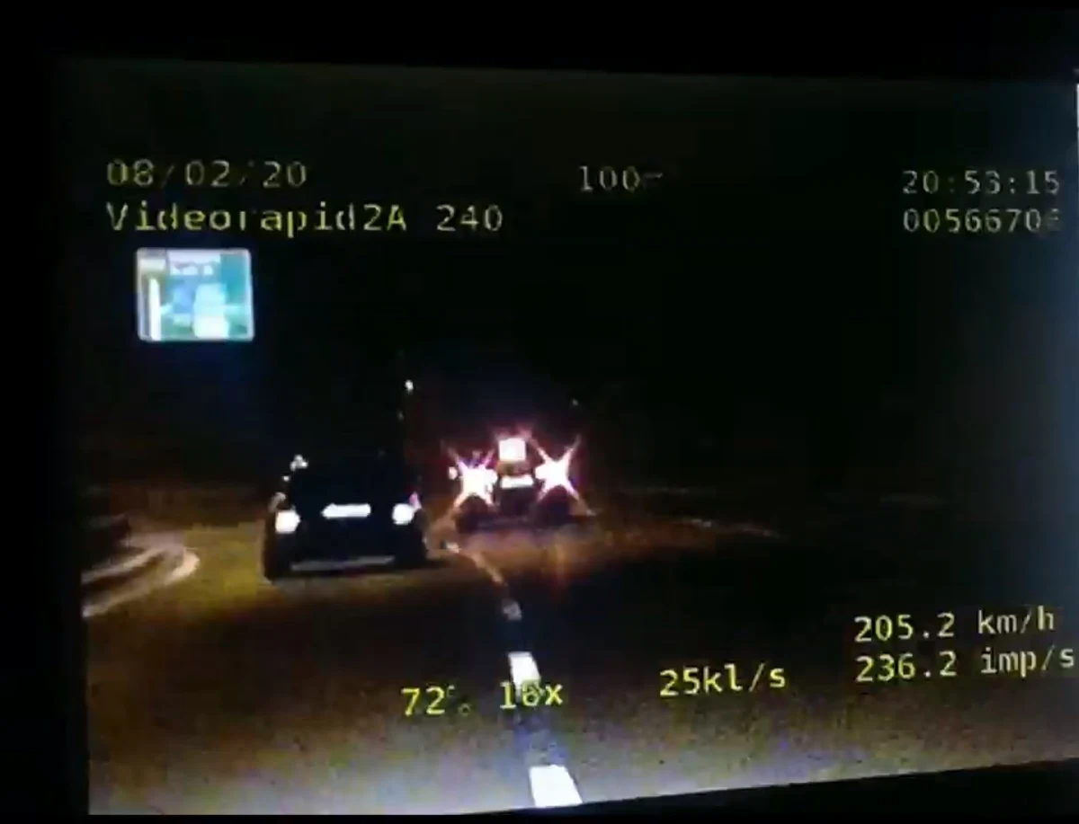 Z prędkością ok. 200 km/h uciekał przed policją Drogową Trasą Średnicową 20-latek jadący audi. Próbując zmylić pościg gwałtownie zmieniał pas ruchu. Piracki rajd zakończył się, gdy kierowca stracił panowanie nad pojazdem i uderzył w bariery energochłonne.