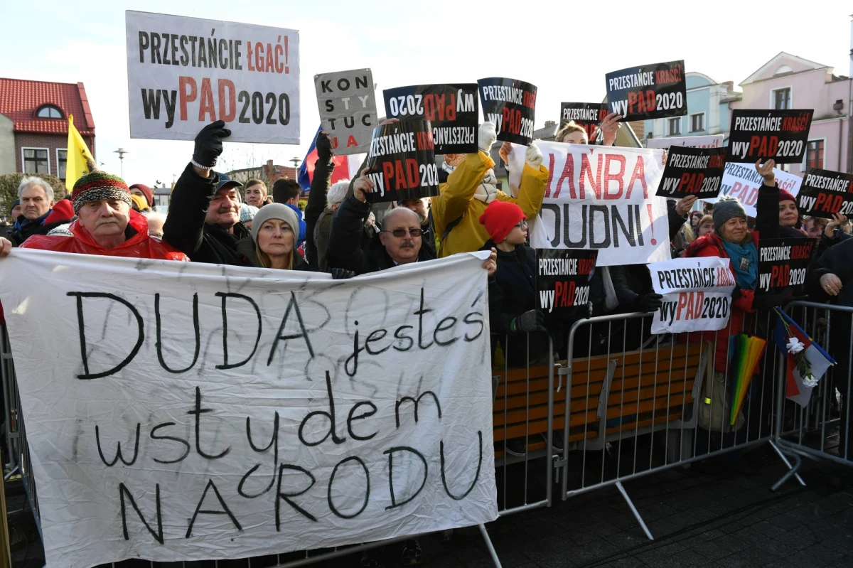 Do gdańskiej prokuratury trafiły zawiadomienia o popełnieniu przestępstwa podczas uroczystości 100-lecia Zaślubin Polski z morzem. Wystąpienie prezydenta Andrzeja Dudy zostało zakłócone przez gwizdy i okrzyki. Decyzję o czynnościach sprawdzających podejmie prokuratura w Pucku, która ma zająć się sprawą.
