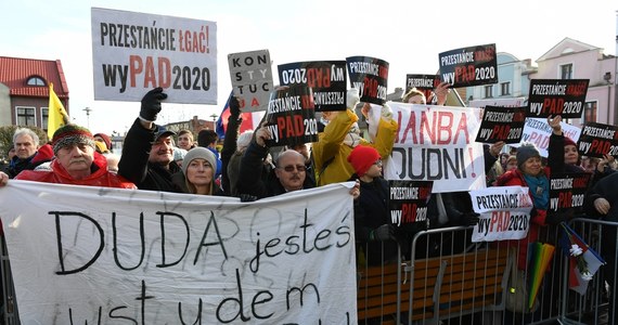 Do gdańskiej prokuratury trafiły zawiadomienia o popełnieniu przestępstwa podczas uroczystości 100-lecia Zaślubin Polski z morzem. Wystąpienie prezydenta Andrzeja Dudy zostało zakłócone przez gwizdy i okrzyki. Decyzję o czynnościach sprawdzających podejmie prokuratura w Pucku, która ma zająć się sprawą.
