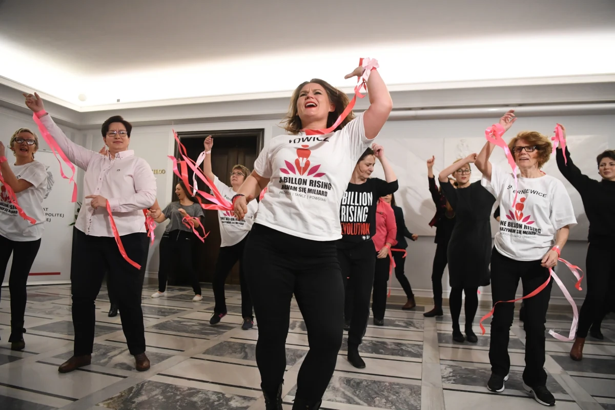 Około 20 kobiet, w tym posłanek, zatańczyło na senackim korytarzu przeciwko przemocy wobec kobiet i przemocy domowej. Akcja odbyła się w ramach projektu "One Bilion Rising". W ten sposób kobiety domagały się zmiany definicji gwałtu w polskim prawie.