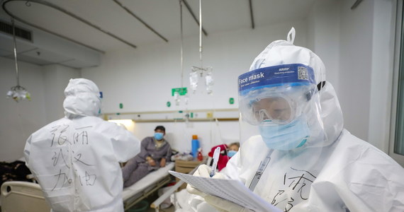 W Chinach koronawirusem zaraziło się co najmniej 1716 pracowników służby zdrowia, a sześciu z nich zmarło - poinformował wicedyrektor państwowej komisji zdrowia Zeng Yixin. Liczba ofiar śmiertelnych wirusa w całym kraju wzrosła tego dnia do 1381.