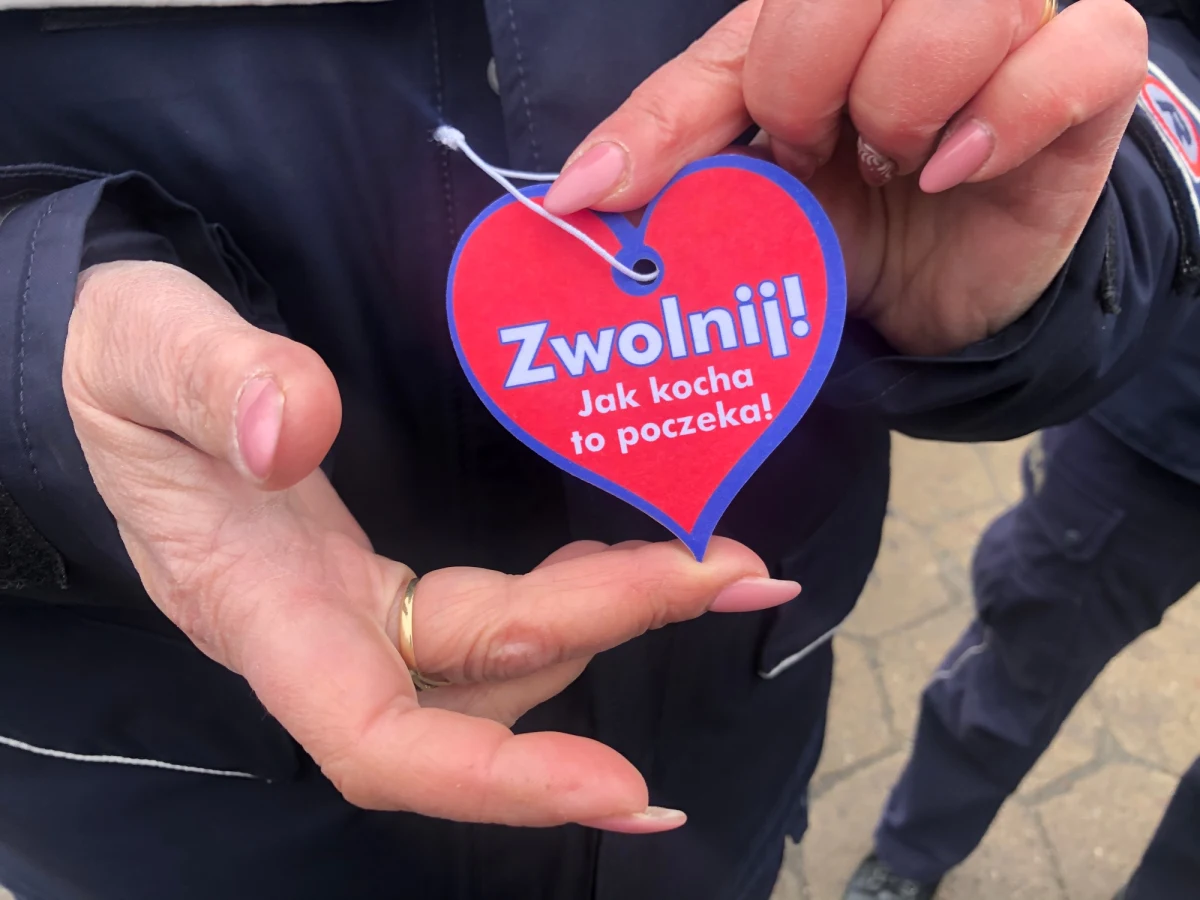 ​"Zwolnij. Jak kocha, to poczeka" - pod takim hasłem łódzcy policjanci w święto zakochanych prowadzą akcję, podczas której zwracają uwagę kierowcom i pieszym na bezpieczeństwo w ruchu drogowym. Funkcjonariusze wręczają zapachowe serduszka z hasłem akcji.