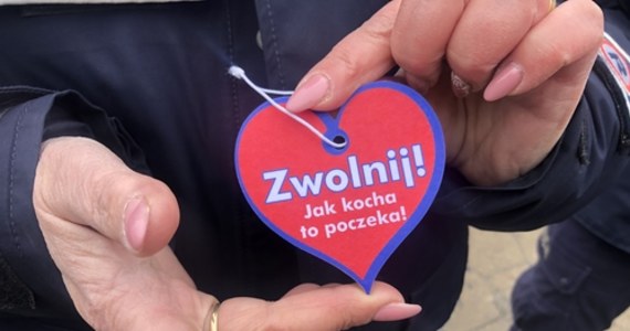 ​"Zwolnij. Jak kocha, to poczeka" - pod takim hasłem łódzcy policjanci w święto zakochanych prowadzą akcję, podczas której zwracają uwagę kierowcom i pieszym na bezpieczeństwo w ruchu drogowym. Funkcjonariusze wręczają zapachowe serduszka z hasłem akcji.