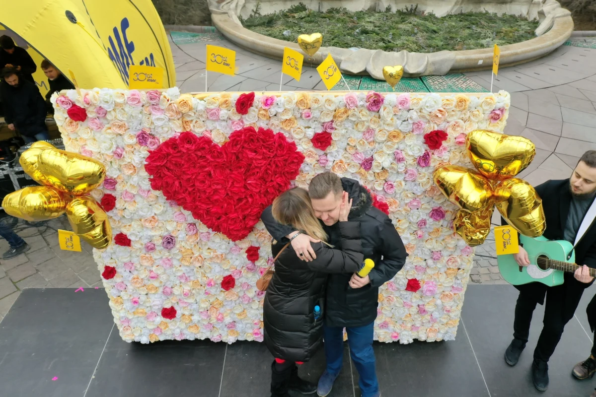 Z okazji walentynek - dla zakochanych - i nie tylko, na Placu Szczepańskim w Krakowie czekała moc atrakcji. 14 lutego plac zamienił się w miejsce dla zakochanych. Zobaczcie zresztą sami! 