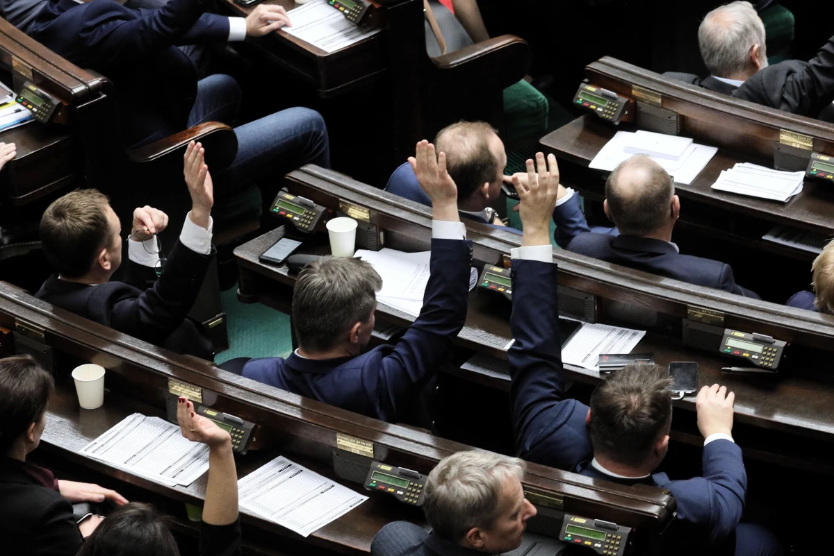 Sejm przyjął w piątek ustawę budżetową na 2020 r. Zakłada ona zbilansowanie dochodów i wydatków, które mają wynieść po 435,3 mld zł. Wiceminister finansów Tomasz Robaczyński podkreślał, że budżet zapewni długofalową stabilność finansów publicznych.