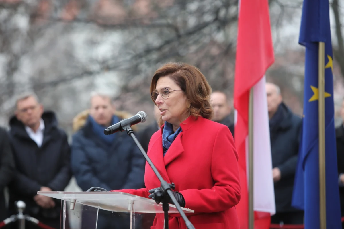 Małgorzata Kidawa-Błońska zaapelowała do prezydenta Andrzeja Dudy, aby zawetował nowelizację przyznającą 2 mld zł Telewizji Polskiej i Polskiemu Radiu. Zdaniem kandydatki PO na prezydenta pieniądze te powinny zostać przeznaczone na lepszą opiekę medyczną dla polskich pacjentów.