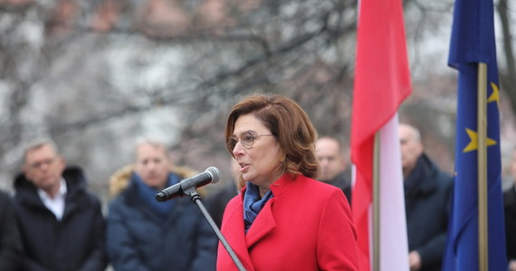 Małgorzata Kidawa-Błońska zaapelowała do prezydenta Andrzeja Dudy, aby zawetował nowelizację przyznającą 2 mld zł Telewizji Polskiej i Polskiemu Radiu. Zdaniem kandydatki PO na prezydenta pieniądze te powinny zostać przeznaczone na lepszą opiekę medyczną dla polskich pacjentów.