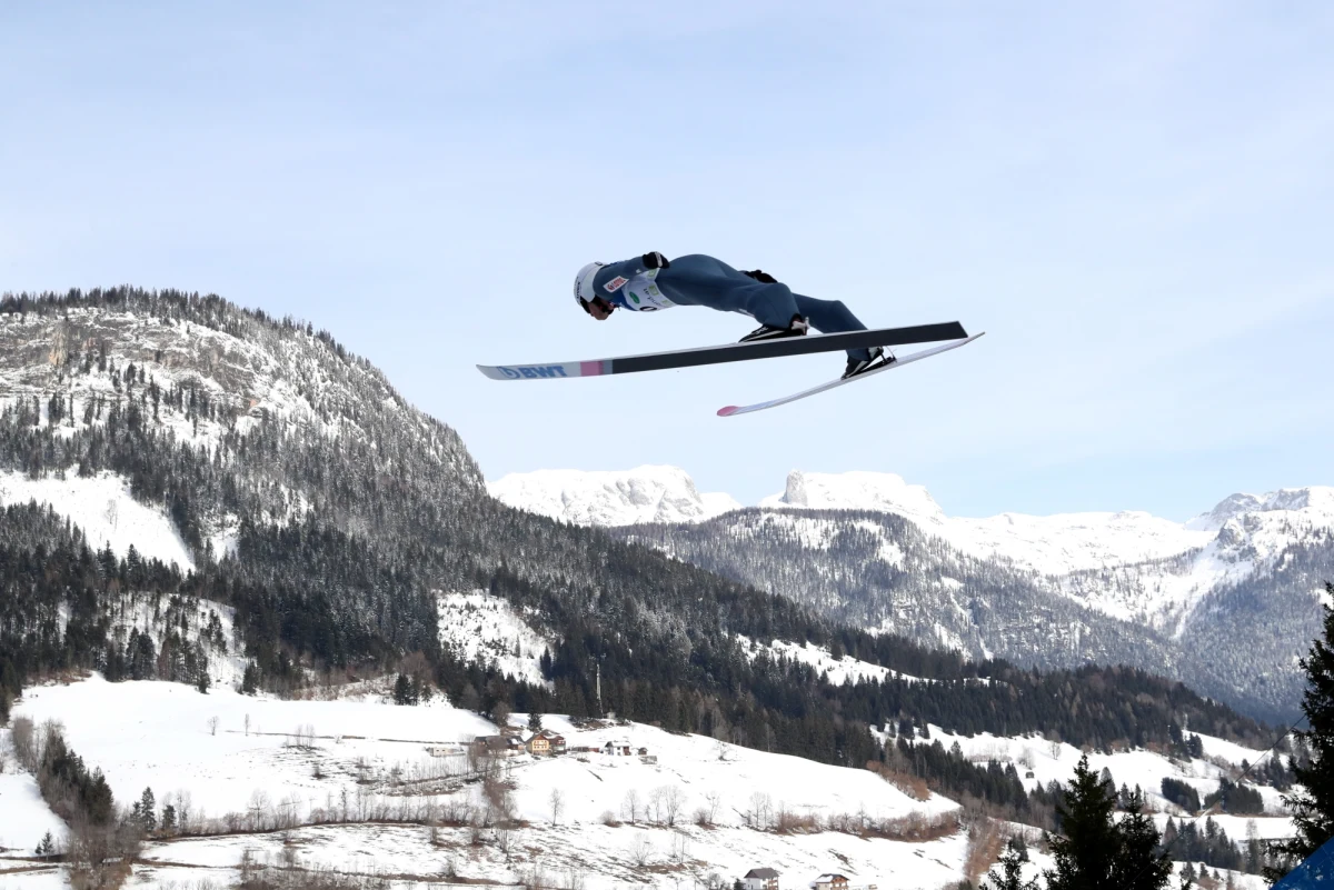 Piotr Żyła zwyciężył w pierwszym w tym sezonie Pucharu Świata konkursie lotów: w austriackim Bad Mitterndorf! Polak wyprzedził Słoweńca Timiego Zajca i Austriaka Stefana Krafta.