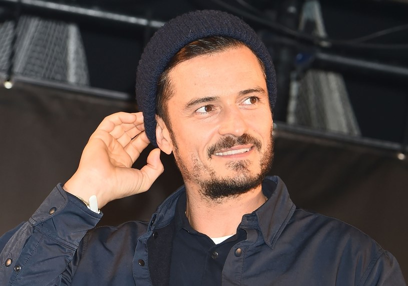 "Nowy tatuaż. Zgadniecie kto?" - zapytał na Instagramie Orlando Bloom. Fani aktora szybko rozszyfrowali, że to znaki alfabetu Morsea, które układają się w imię syna Blooma i Mirandy Kerr - Flynna. Z kolei umieszczony nad nimi ciąg liczb to data jego urodzin. Nie zabrakło jednak i takich fanów, którzy dopatrzyli się literówki w imieniu dziecka.