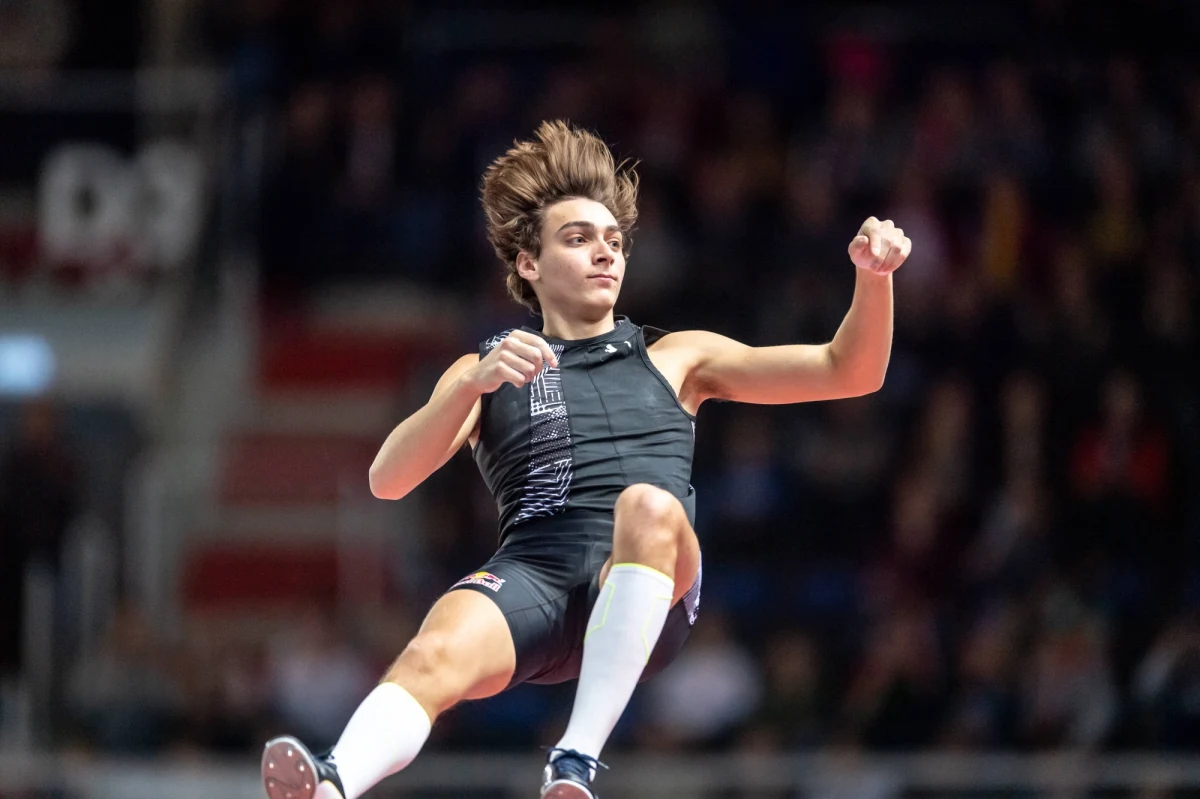 Armand Duplantis poprawił podczas halowego mityngu w Glasgow rekord świata w skoku o tyczce. Uzyskał 6,18 m. Poprzedni najlepszy rezultat również należał do niego i był o centymetr gorszy. 6,17 Szwed skoczył tydzień temu w Toruniu.