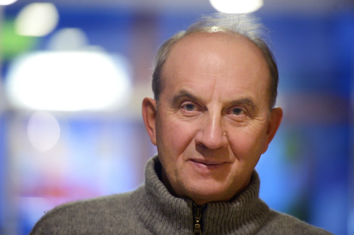 Dokładnie 40 lat temu polscy himalaiści zdobyli zimą najwyższy szczyt świata, czyli Mount Everest. 17 lutego 1980 roku o godzinie 14:25 czasu nepalskiego do historii przeszli Leszek Cichy i Krzysztof Wielicki. Pierwsi zimowi zdobywcy do dziś podkreślają jednak, że to wielki sukces całego, dużego polskiego zespołu pod kierownictwem legendarnego lidera ekspedycji Andrzeja Zawady. "Uczestniczyłem w kilkudziesięciu wyprawach i bardziej grupowej atmosfery, takiego teamu, który się stworzył, to na żadnej wyprawie już nie było. Trzeba było wejść na ten Everest. Wiedzieliśmy, że jak wejdziemy, to będzie to niesamowita frajda nie tylko dla nas, ale dla wszystkich i w bazie, i w Polsce" - wspomina Leszek Cichy w rozmowie z RMF FM. "Mieliśmy poczucie takiej historyczności chwili. Wiedzieliśmy, że to była w ogóle pierwsza wyprawa zimowa w Himalaje, działająca w oficjalnym terminie, z oficjalnym zezwoleniem. Jak wieczorem powiedzieliśmy więc, że będziemy atakować, że idziemy, to czuliśmy taką niesamowitą emocję w bazie, taką po prostu pozytywną energię, która nas podpiera" - dodaje. W rozmowie z dziennikarzem RMF FM Michałem Rodakiem wspomina między innymi jak smakowały torty przygotowane dla zdobywców na przywitanie w bazie, opowiada o muzyce, której słuchali himalaiści, a także o popularności, którą w kraju dał im ten wielki sukces.