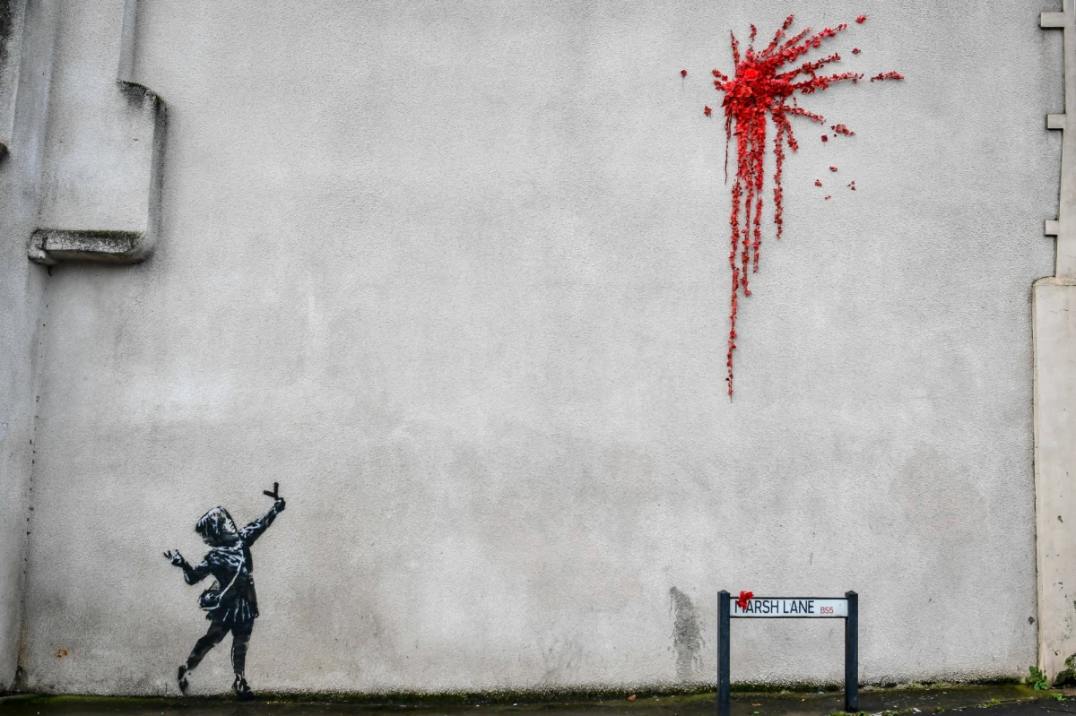 Walentynkowy mural Banksy’ego w Bristolu został zniszczony. Wandale zrobili to w zaledwie 48 godzin po jego powstaniu.