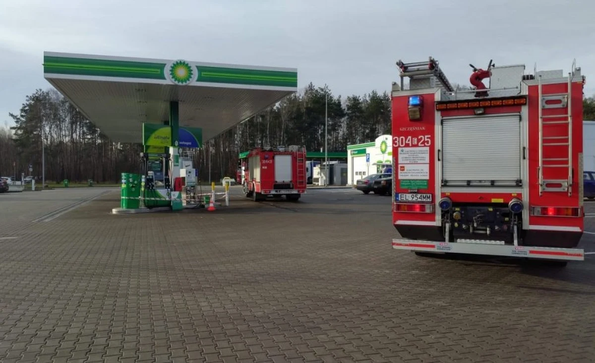 Na jednej z łódzkich stacji paliw 25-letnia kobieta cofając auto wjechała w dystrybutor gazu. Doszło do rozszczelnienia instalacji. Konieczna była ewakuacja 65 osób z terenu stacji. Kobieta może odpowiedzieć za spowodowanie zagrożenia katastrofą.