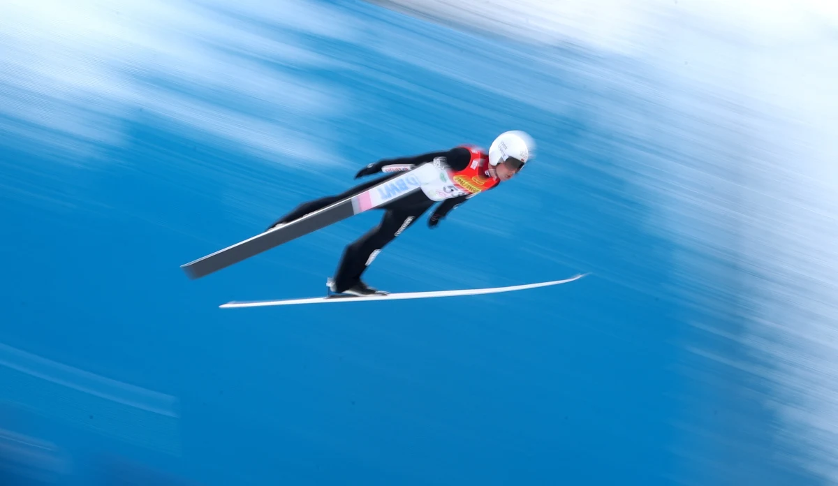 Na 4. miejscu kończy Kamil Stoch rywalizację w konkursie Pucharu Świata na mamucim obiekcie w austriackim Bad Mitterndorf! Triumfuje Austriak Stefan Kraft, a podium uzupełniają Japończyk Ryoyu Kobayashi i Słoweniec Timi Zajc. Takimi rozstrzygnięciami zakończyła się pierwsza runda zmagań - i one uznane zostały za oficjalne wyniki zawodów: z powodu silnego wiatru zdecydowano bowiem o odwołaniu serii finałowej i anulowaniu jej rezultatów. Rywalizację przerwano po próbie Kamila Stocha, który w fatalnych warunkach skoczył zaledwie 159 m.