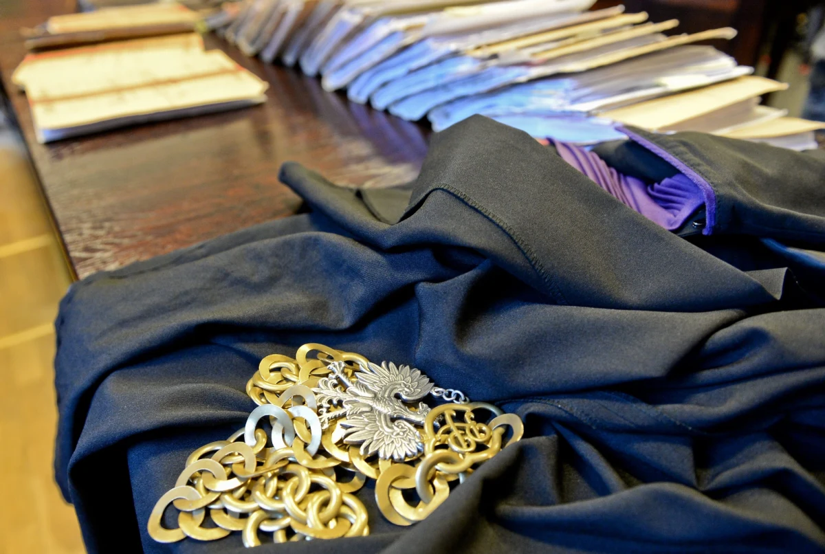 Gdybym wiedział, co z tego wyniknie, nie podpisywałbym - mówił mi parę miesięcy temu sędzia, oddelegowany do pracy w ministerstwie. Kontakt utrzymujemy przelotny, dosiadł się chyba głównie po to, żeby o tym powiedzieć. Uczciwy facet, nic do niego nie mam, ale tylko wzruszyłem ramionami.