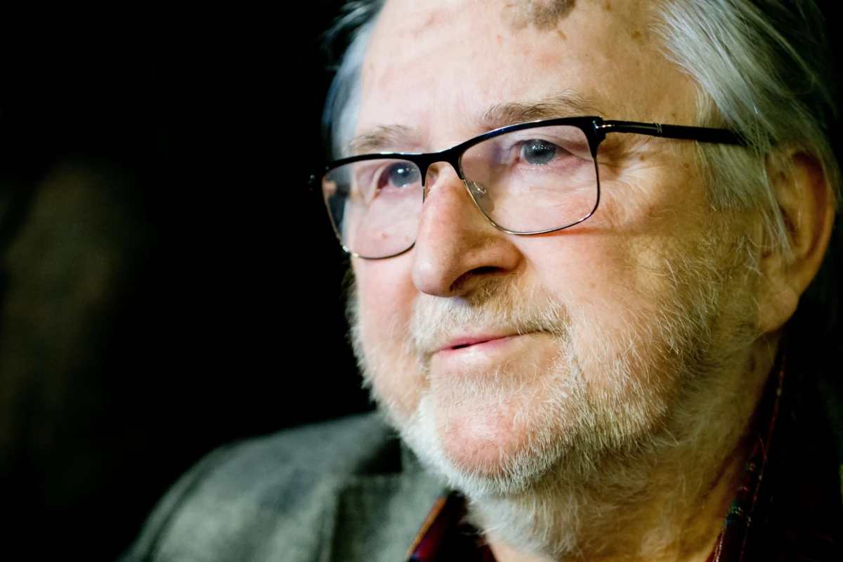 Uszkodzony nagrobek Kazimierza Kutza na jednym z katowickich cmentarzy. Płyta nagrobna została porysowana i m.in. wyryto na niej ostrym narzędziem krzyż. 