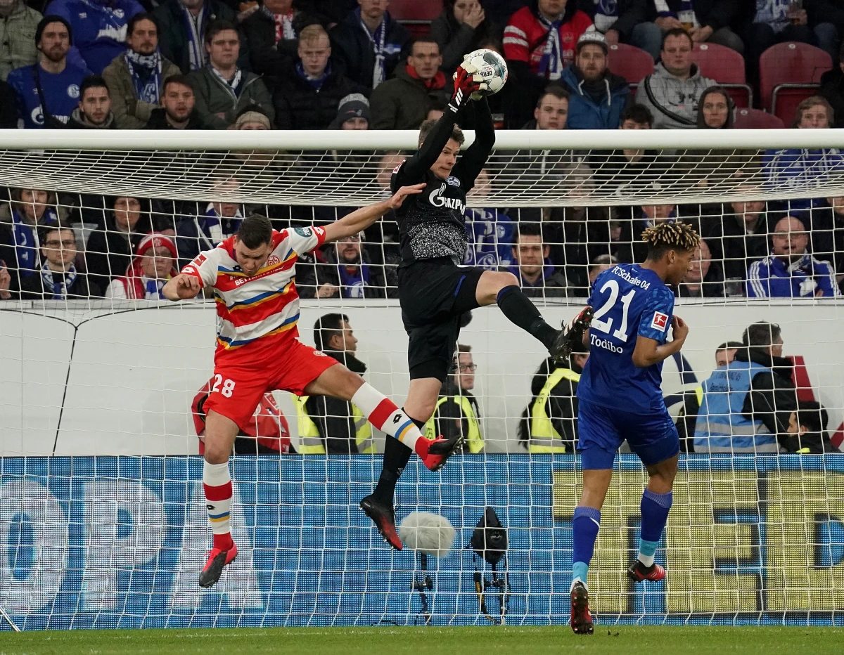 Choć to dopiero połowa lutego, to na areny europejskie wraca wielka piłka nożna. W tym tygodniu ruszy faza pucharowa Ligi Mistrzów. Już we wtorek czekają nas bardzo ciekawe mecze. Oprócz tego równolegle toczyć się będzie rywalizacja na trasach biathlonowych mistrzostw świata. Pod koniec tygodnia wróci Puchar Świata w skokach narciarskich na normalnej skoczni.