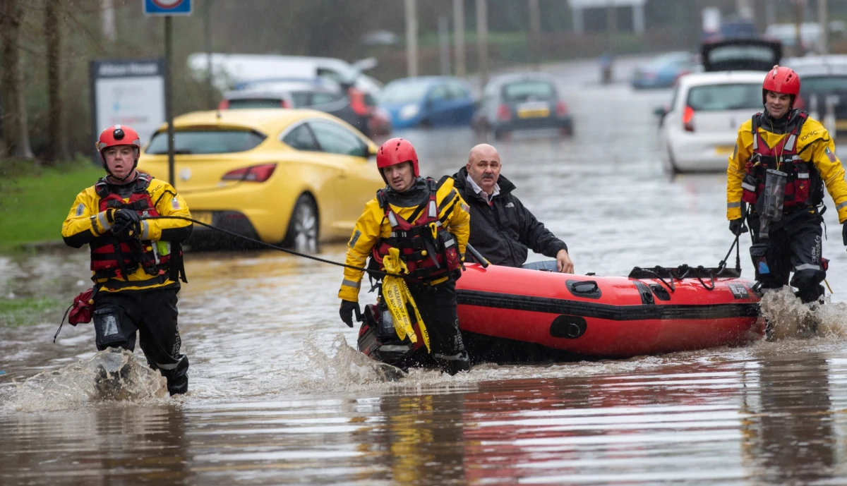 Większość terytorium Anglii i niemal cała Walia zmagają się ze skutkami sztormu Dennis, który w trakcie weekendu przeszedł przez Wyspy Brytyjskie. Efektem obfitych opadów deszczu są liczne powodzie i osunięcia się ziemi.