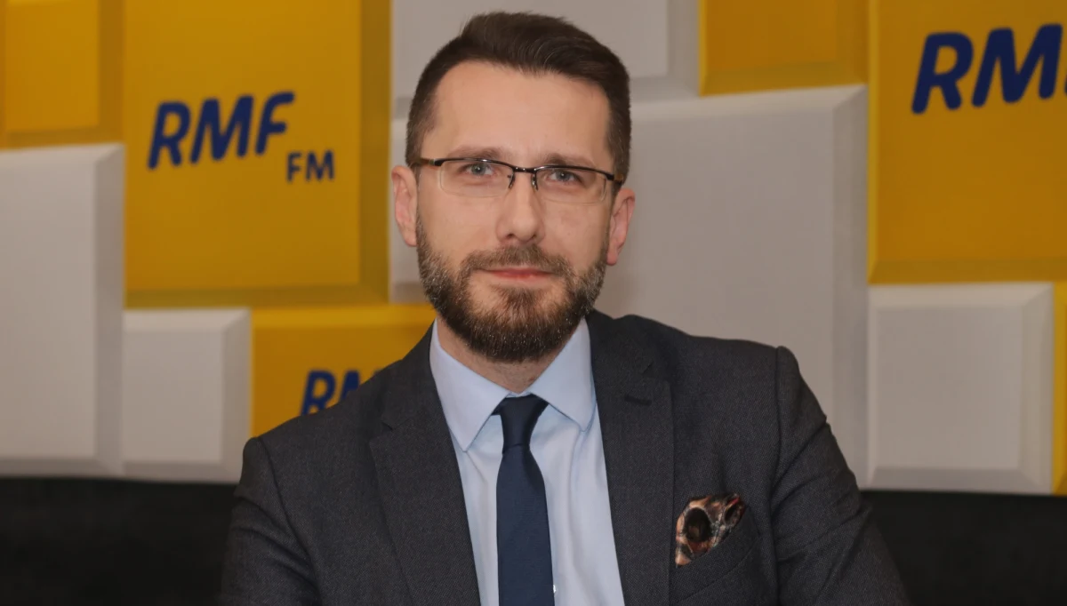 „Myślę, że dużą część Polaków po pięciu latach wie, po co nam Andrzej Duda i chce kolejnych pięciu lat (jego prezydentury)” – powiedział w Porannej rozmowie w RMF FM wicerzecznik Prawa i Sprawiedliwości Radosław Fogiel. Zaznaczył, że chodzi o to, by nie było „brutalnej walki między rządem a urzędem prezydenta”. „Weźmy 13. emeryturę - uchwalona przez Sejm, zablokowana w Senacie kontrolowanym przez opozycję. W Sejmie udało się to odwrócić, ale gdyby kandydat opozycyjny zasiadał w Pałacu Prezydenckim, to mielibyśmy prawdopodobnie tę samą blokadę, którą mieliśmy w Senacie, której w Sejmie przy tej większości nie udałoby się odwrócić” – zaznaczył.