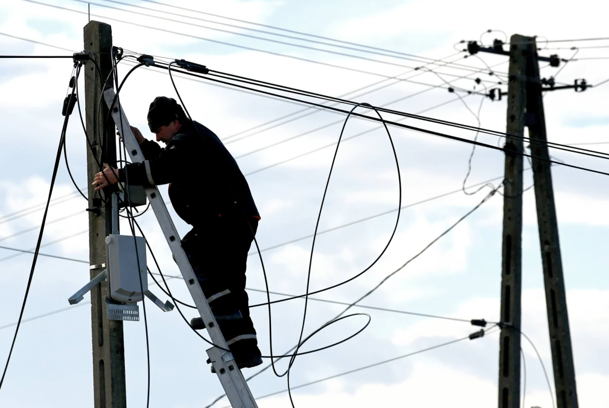 Na Podkarpaciu silny wiatr uszkodził 10 linii energetycznych. W poniedziałek rano cztery tysiące odbiorców nie miało prądu. Strażacy wyjeżdżali do usuwania skutków silnego wiatru ponad 50 razy.