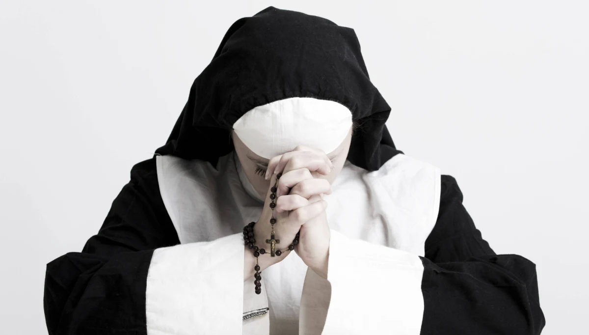 Oszustka przez dwa lata ukrywała się przed policją udając zakonnicę i mieszkając w klasztorach. To nie scenariusz spin-offu brytyjskiej komedii "Uciekające zakonnice", ale prawdziwa historia z Włoch.