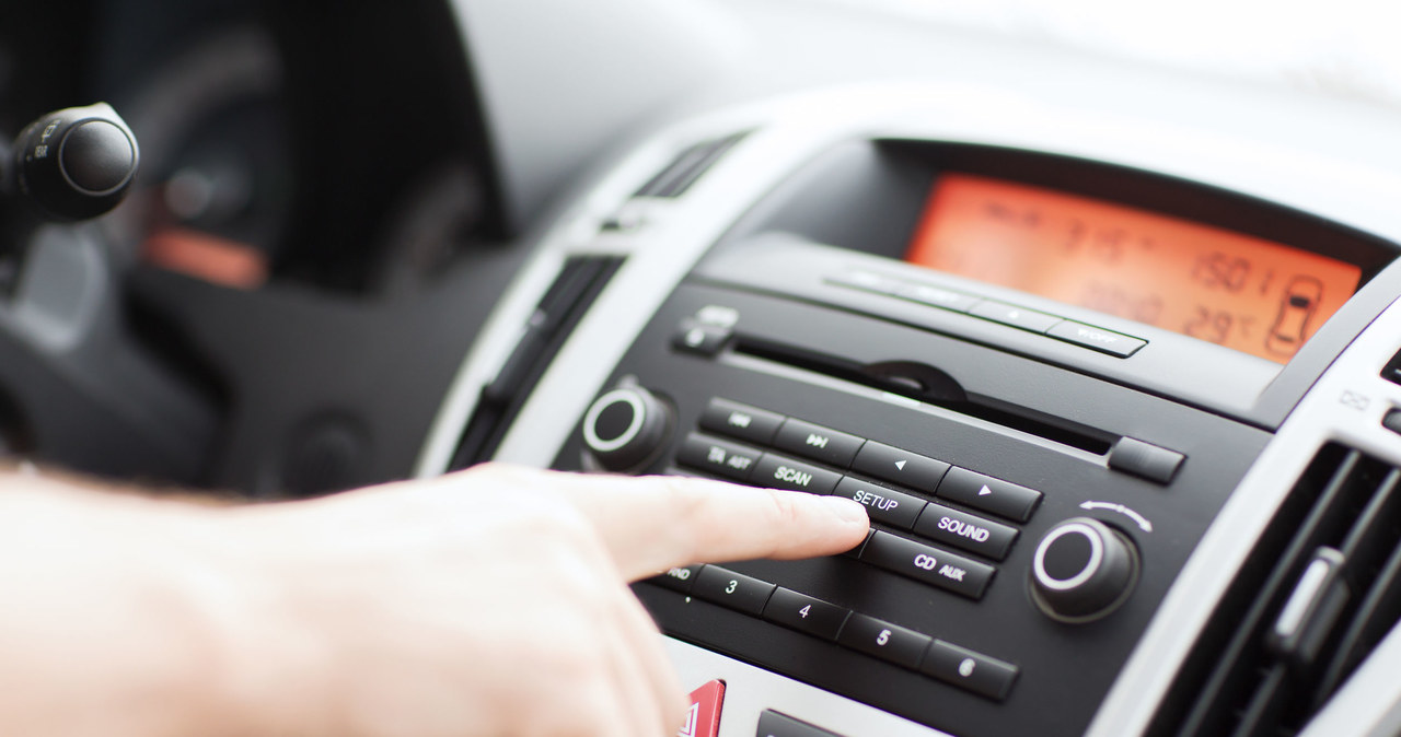 Ya se ha impuesto una multa mayor a la radio del coche.  ¿Cuánto cuesta y cómo evitarlo?