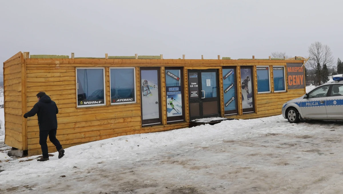 Śledztwo w sprawie tragedii  w Bukowinie Tatrzańskiej, gdzie zerwany dach uderzył i zabił trzy osoby, zostaje przejęte przez Prokuraturę Okręgową w Krakowie. Niewykluczone, że sprawdzona będzie też działalność inspektorów nadzoru budowlanego – dowiedzieli się reporterzy RMF FM.