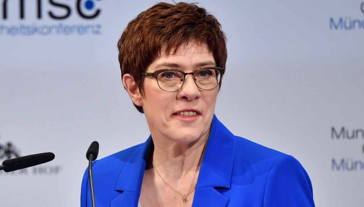 Wiceprzewodniczący współrządzącej w Niemczech CDU Thomas Strobl zaproponował wprowadzenie kolegialnego kierownictwa w ugrupowaniu. Po tym jak obecna szefowa partii Annegret Kramp-Karrenbauer zapowiedziała rezygnację ze stanowiska w chadecji rozpoczęła się walka o władzę. 