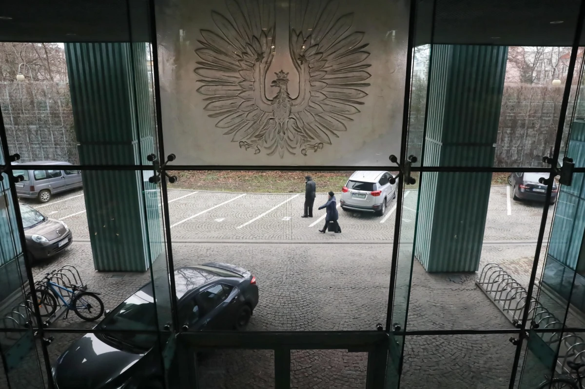 "Przepisy nie przewidują możliwości wycofania poparcia dla kandydata na członka KRS po formalnym zgłoszeniu kandydatury Marszałkowi Sejmu" - napisał w opinii ekspert Biura Analiz Sejmu. Wynika z tego jasno, że PRZED zgłoszeniem podpisy można było wycofać. Czy dlatego jeden z kandydatów pośpieszył się z formalnym zgłoszeniem?
