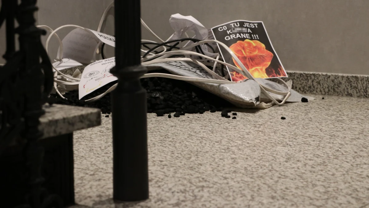 W czwartek mają odbyć się rozmowy przedstawicieli rządu i zarządu Polskiej Grupy Górniczej z liderami związkowymi ws. sytuacji w polskim górnictwie - taką deklarację złożył w Katowicach odpowiedzialny za górnictwo wiceminister aktywów państwowych Adam Gawęda. Rano, przypomnijmy, we wszystkich kopalniach PGG zorganizowano dwugodzinny strajk ostrzegawczy, później zaś delegacja związkowa m.in. przywiozła do katowickiego biura poselskiego Mateusza Morawieckiego dwa worki węgla.