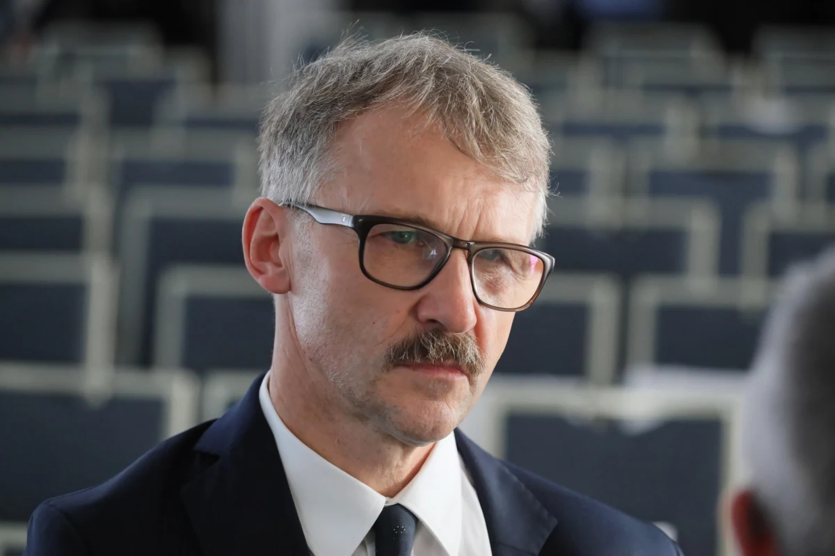 Przewodniczący nowej Krajowej Rady Sądownictwa Leszek Mazur nie widzi niczego złego w tym, że na stojąco oklaskiwał przemówienie Jarosława Kaczyńskiego podczas wczorajszej gali "Gazety Polskiej". Prezes PiS otrzymał na niej tytuł "Człowieka Roku", podczas swojego wystąpienia mówił m.in. o konieczności zwyciężania. „W przypadku prezesa Kaczyńskiego na pierwszy plan wybijało się sformułowanie, które przecież zostało przytoczone w ślad za panią marszałek Kidawą-Błońską, że „Kaczyńskiemu zależy tylko na Polsce”. Trudno, żeby się nie zgadzać z takim sformułowaniem, które stanowiło zasadniczy motyw tego wyróżnienia” – mówi sędzia Leszek Mazur w rozmowie z naszym dziennikarzem Patrykiem Michalskim. 