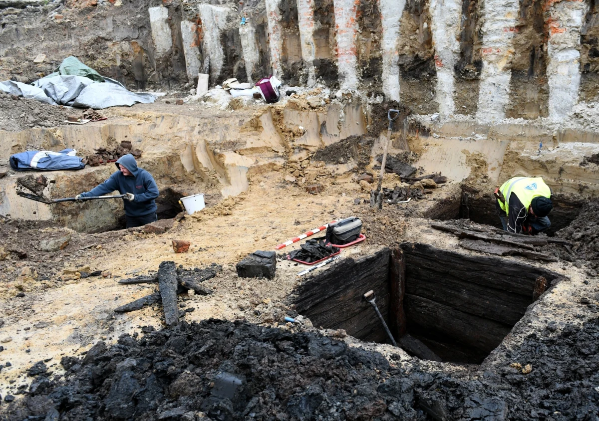 Podczas prac budowlanych w Krośnie na Podkarpaciu odkryto cztery, prawdopodobnie późnośredniowieczne, studnie. W nich archeolodzy znaleźli m.in. na naczynia i skóry. Do odkrycia doszło w trakcie usuwania fundamentów nieistniejącej już kamienicy, która stała przy jednej z ulic prowadzących do rynku.