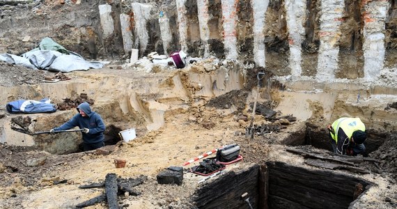 Podczas prac budowlanych w Krośnie na Podkarpaciu odkryto cztery, prawdopodobnie późnośredniowieczne, studnie. W nich archeolodzy znaleźli m.in. na naczynia i skóry. Do odkrycia doszło w trakcie usuwania fundamentów nieistniejącej już kamienicy, która stała przy jednej z ulic prowadzących do rynku.