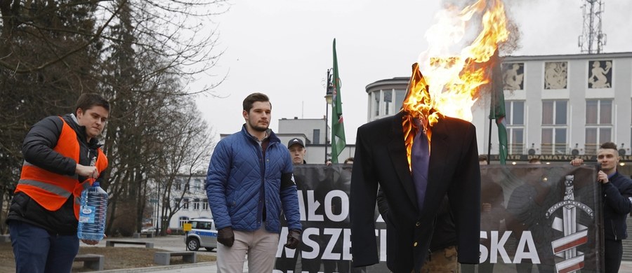 Poseł Koalicji Obywatelskiej Adam Szłapka zaapelował o odsunięcie od kampanii wyborczej walczącego o reelekcję Andrzeja Dudy osób, które m.in. brały udział w paleniu kukły byłego lidera Nowoczesnej Ryszarda Petru. “Konwencja była zamknięta, oni wszyscy byli na sali, byli cały czas z Andrzejem Dudą i nie ma żadnych wątpliwości, że są zaangażowani w kampanię wyborczą Andrzeja Dudy" – przekonywał Szłapka.