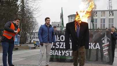 Spalił kukłę Petru, widziano go na konwencji Dudy. Szłapka: Skąd pan bierze tych ludzi? 