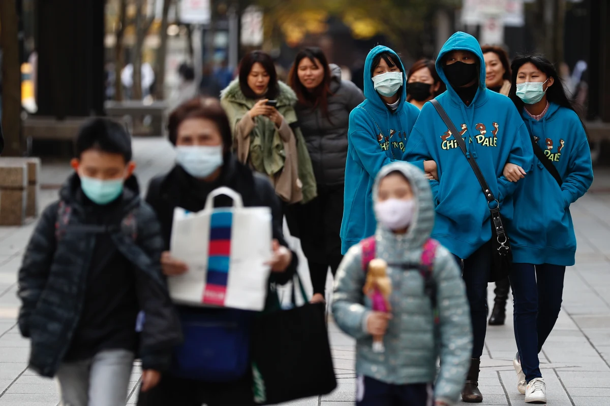 Grupa zamaskowanych napastników uzbrojonych w noże napadła w Hongkongu na dostawcę i ukradła 600 rolek papieru toaletowego. Towar ten stał się deficytowy za sprawą paniki wywołanej epidemią nowego koronawirusa.