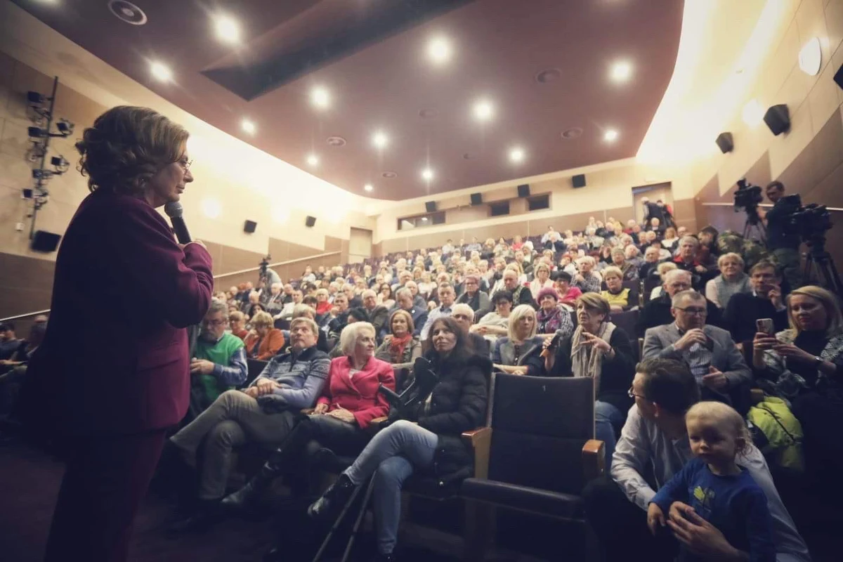 "W tych wyborach zadecydujemy o przyszłości naszego kraju. I wybór prezydenta to nie jest wybór króla celebrytów" – mówiła w Płocku Małgorzata Kidawa-Błońska, kandydatka Platformy Obywatelskiej na prezydenta. "To jest wybór człowieka, który będzie czuł się odpowiedzialny za Polskę, za ludzi, za nasze życie i jakość naszego życia" – przekonywała. 