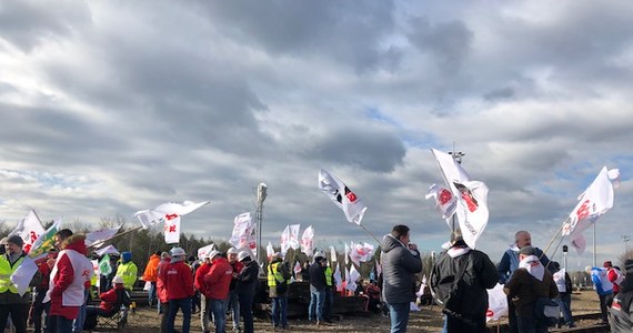 Tuż przed godziną 13 zakończyła się blokada torów przy terminalu przeładunkowym w Sławkowie w powiecie będzińskim (Ślaskie). Górniczy związkowcy protestowali w ten sposób przeciwko importowi węgla do Polski. Sławków nie jest miejscem przypadkowym. Właśnie tam kończy się wiodący ze Wschodu szeroki tor kolejowy.