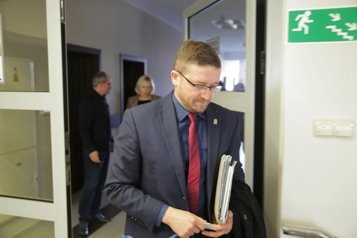 Na 22 maja wyznaczono termin rozprawy w sprawie odwoławczej, w której wcześniej sędzia Paweł Juszczyszyn nałożył grzywnę na szefową Kancelarii Sejmu za to, że nie ujawniła sądowi list poparcia do KRS. Sprawę przydzielono nowemu sędziemu - Agnieszce Żegarskiej.