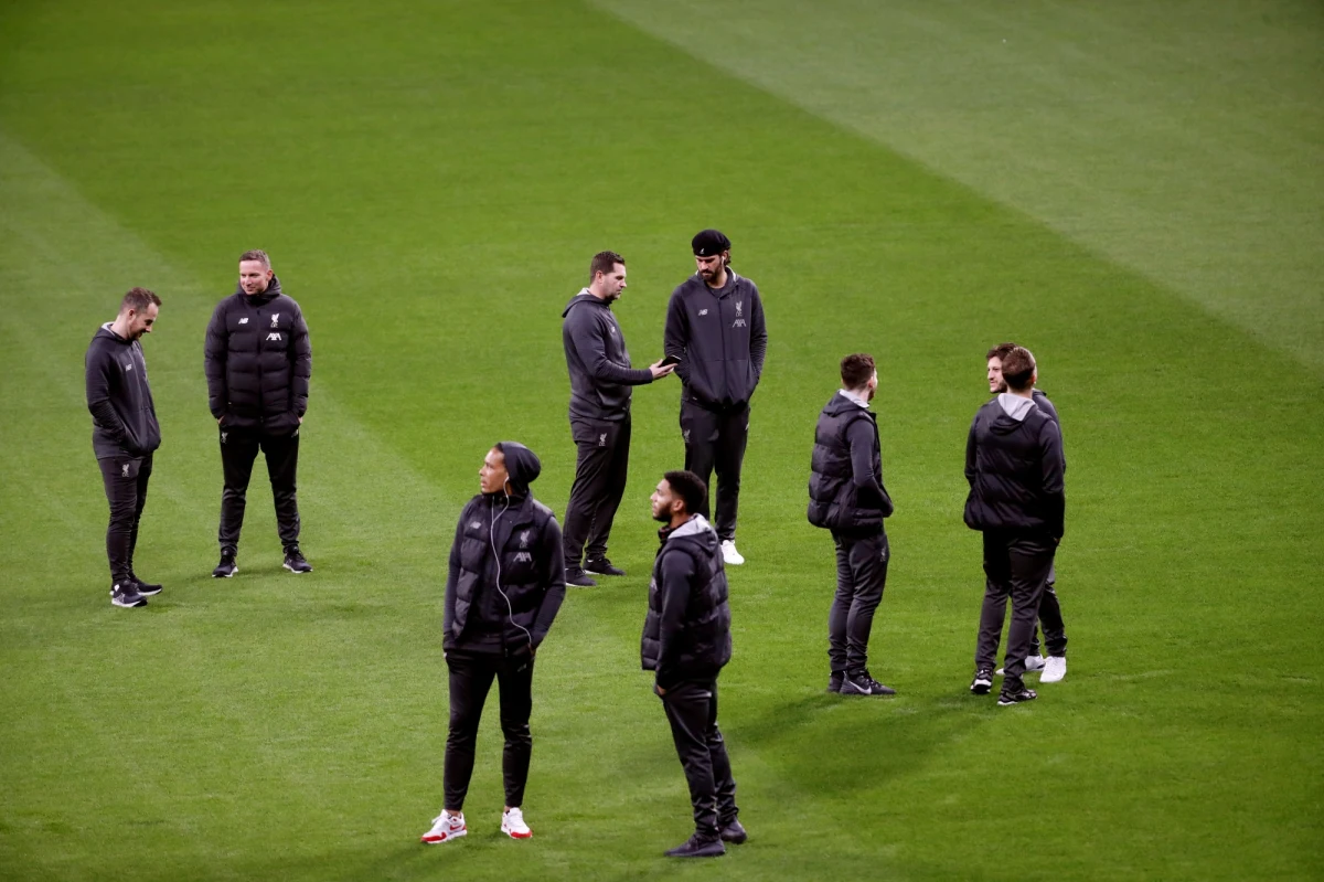 Po ponad dwóch miesiącach przerwy do gry wraca piłkarska Liga Mistrzów. Rozgrywki wchodzą w decydującą fazę, bo w wyścigu po puchar zostało już tylko 16 zespołów.