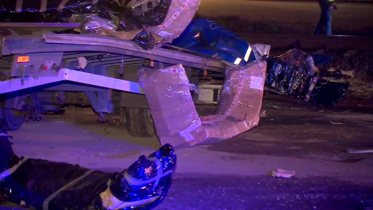 Dwie osoby zostały ranne w zderzeniu pociągu z samochodem ciężarowym na niestrzeżonym przejeździe kolejowym w miejscowości Czerwonak w województwie wielkopolskim.