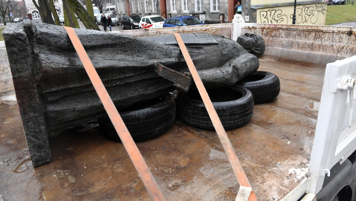 Do pięciu lat więzienia grozi trzem mieszkańcom Warszawy, którzy podejrzewani są o znieważenie i uszkodzenie pomnika ks. prałata Henryka Jankowskiego. Prokuratura zakończyła śledztwo w tej sprawie i skierowała do sądu akt oskarżenia - poinformowała we wtorek rzeczniczka Prokuratury Okręgowej w Gdańsku Grażyna Wawryniuk.