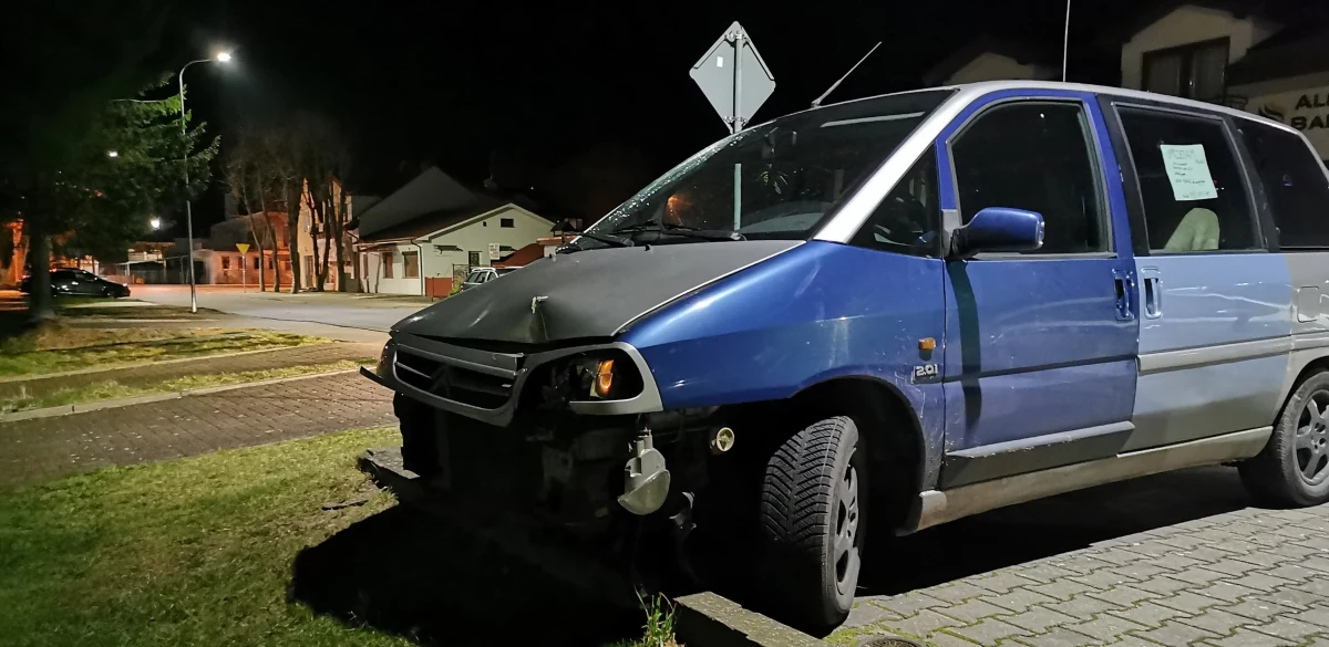 Staranował znak drogowy, płot, ławkę, a następnie uciekł z miejsca zdarzenia, porzucając rozbite auto na sąsiedniej ulicy. To wszystko zrobił w Dźwirzynie 30-latek z Kołobrzegu. Jak się okazało, był po narkotykach, nie miał prawa jazdy, a samochód nigdy nie powinien opuszczać garażu.