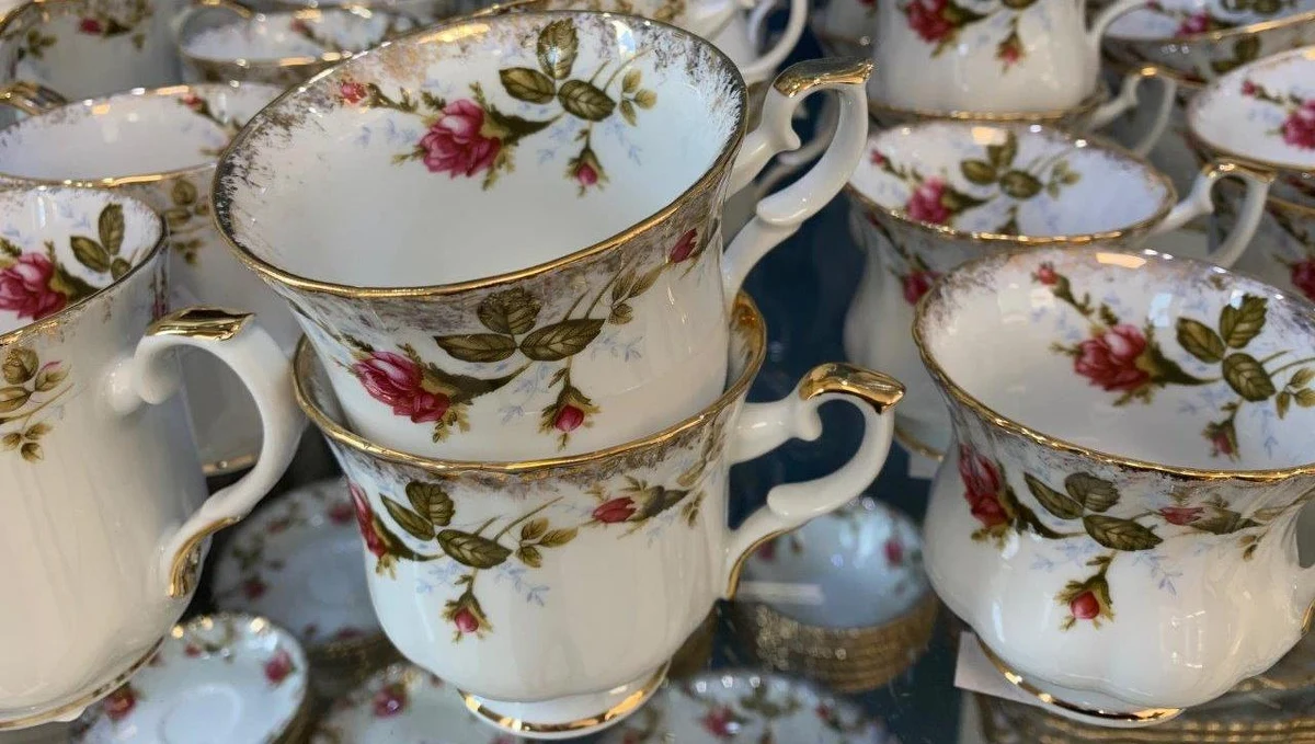 Po 150 latach od powstania, z Chodzieży w Wielkopolsce znika ostatni z trzech działających niegdyś zakładów, legendarnej już fabryki porcelany. „Iwona”, „Wenus” i „Miłość Wenecka” to nazwy zestawów porcelanowych, które od pokoleń trafiały na polskie i europejskie stoły. W czerwcu produkcja słynnych filiżanek, talerzy czy salaterek m.in. w kwiatowe wzory  - w Chodzieży zakończy się definitywnie. 