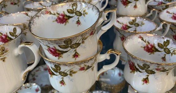 Po 150 latach od powstania, z Chodzieży w Wielkopolsce znika ostatni z trzech działających niegdyś zakładów, legendarnej już fabryki porcelany. „Iwona”, „Wenus” i „Miłość Wenecka” to nazwy zestawów porcelanowych, które od pokoleń trafiały na polskie i europejskie stoły. W czerwcu produkcja słynnych filiżanek, talerzy czy salaterek m.in. w kwiatowe wzory  - w Chodzieży zakończy się definitywnie. 