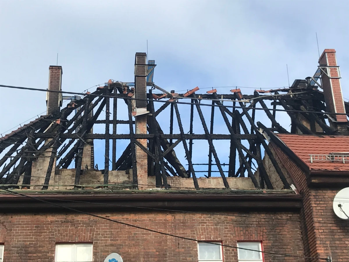 Ponad 50 osób jest dachu nad głową - to skutek dwóch nocnych pożarów w Czerwionce-Leszczynach na Śląsku. Spaliły się tam dwa zabytkowe familoki. Dziś w urzędzie miejskim ma odbyć się spotkanie władz miasta z przedstawicielami służb ratunkowych. 