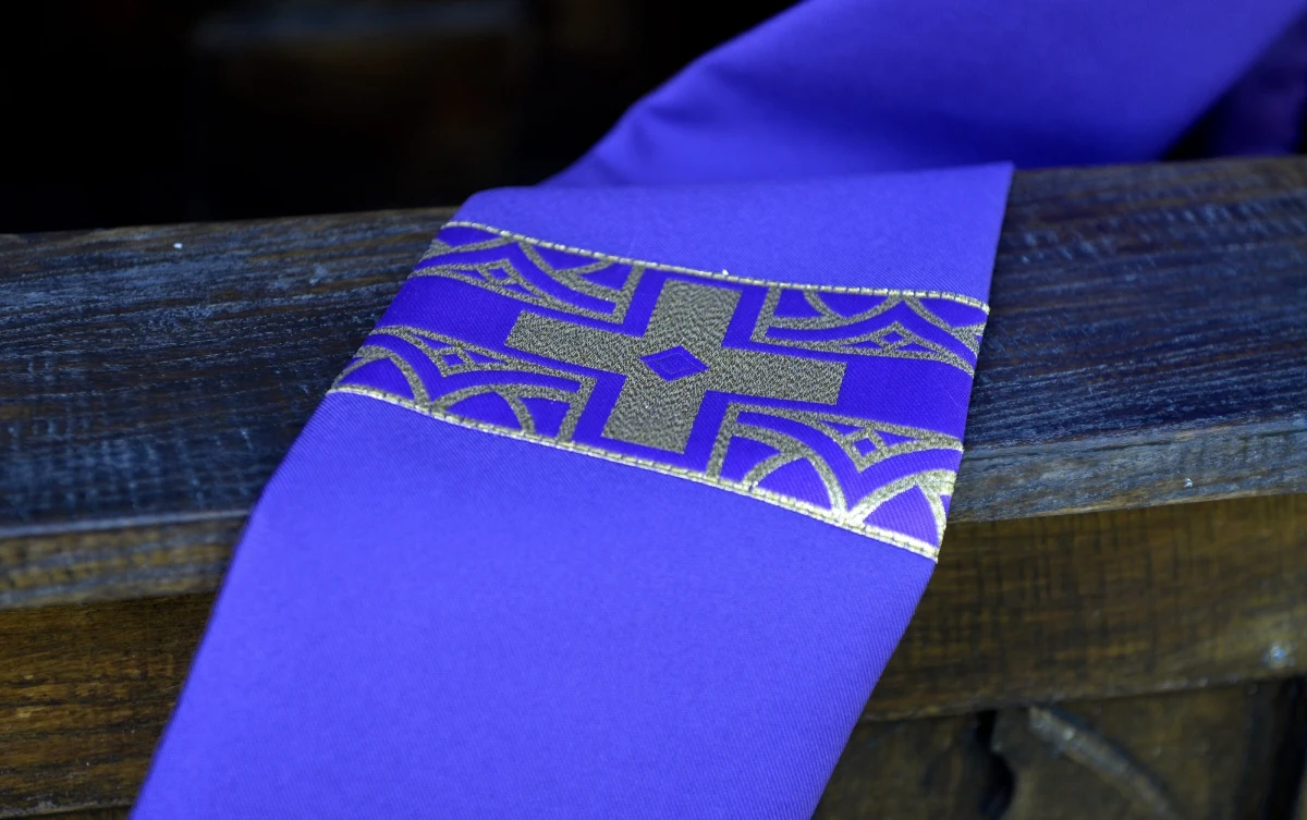 W Nowym Targu ruszył proces księdza Mariana W. oskarżonego o seksualne wykorzystywanie nieletnich. Był on proboszczem kilku parafii w diecezji tarnowskiej. Pokrzywdzonych przez księdza jest 22 mężczyzn. W stosunku do 11 z nich przestępstwo zostało umorzone z uwagi na przedawnienie. "Ksiądz był przenoszony z parafii na parafię i był bezkarny. To bestia puszczona na żer" - mówi adwokat części pokrzywdzonych Artur Nowak.