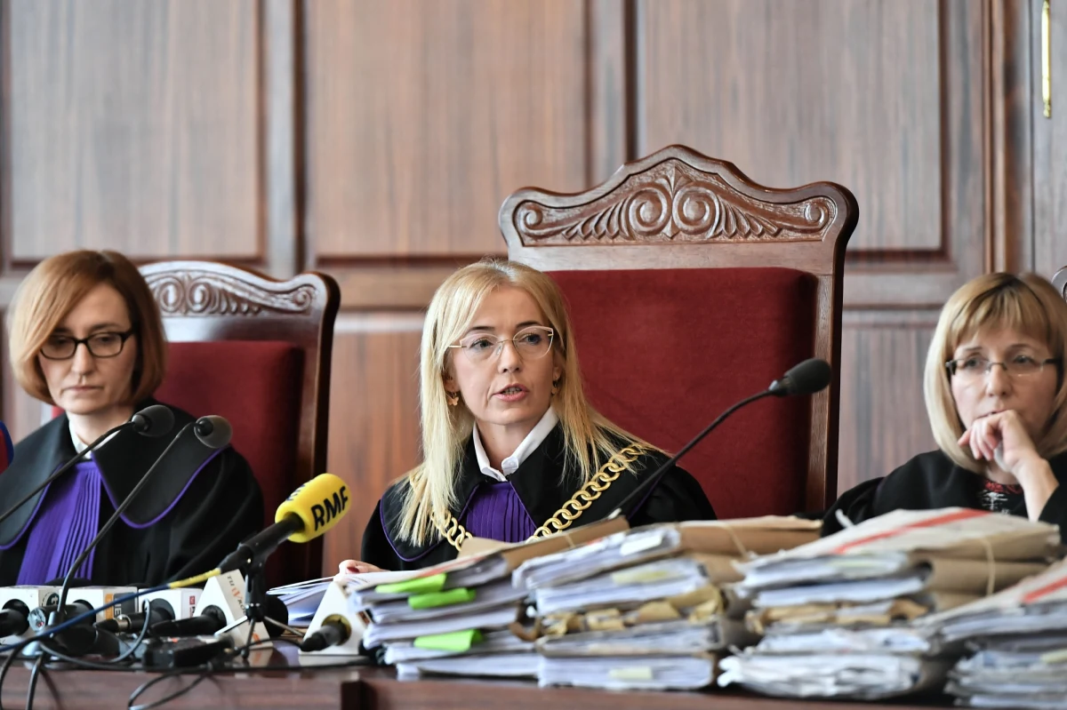 Dwa i pół roku bezwzględnego więzienia dla Łukasza R. i po dwa lata więzienia dla trzech pozostałych oskarżonych - to wyroki w procesie apelacyjnym czterech byłych policjantów. Zostali skazani za przekroczenie uprawnień i znęcanie się nad Igorem Stachowiakiem, który w maju 2016 r. zmarł we wrocławskim komisariacie.